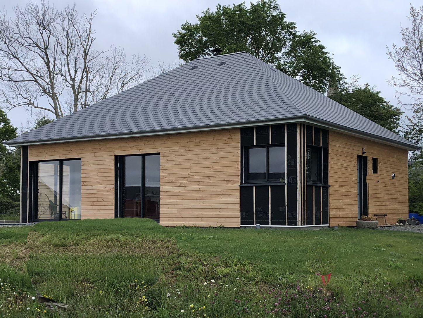 Maison rénovée avec bardage bois et toiture en ardoise